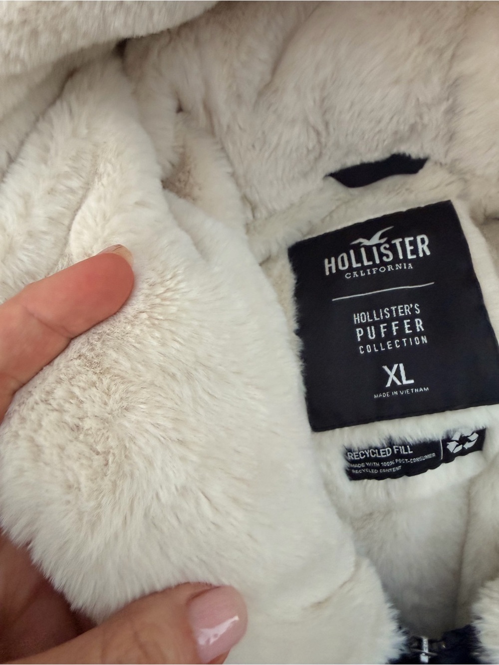 Hollister Black Puffer Jacket with Cream Faux-Fur lining inside and on the Hood - Picture 7 of 10